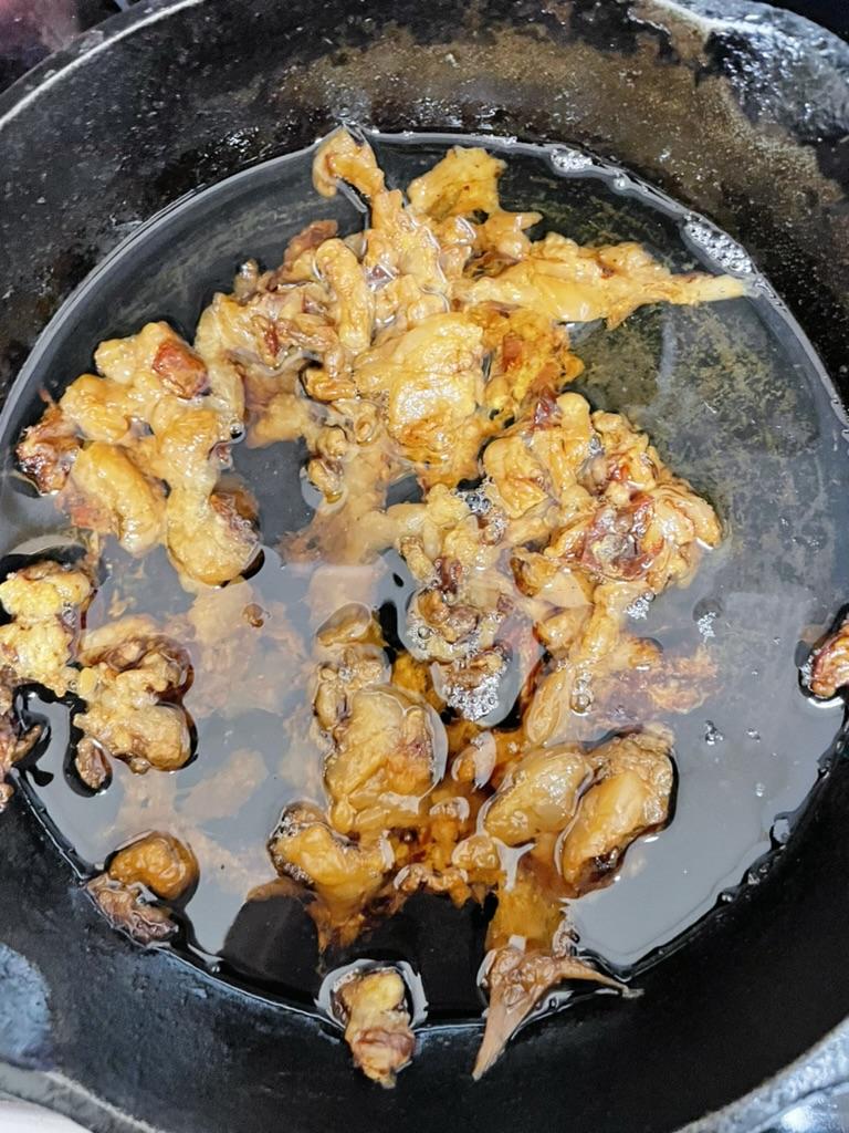 Food in a pan with oil

AI-generated content may be incorrect.