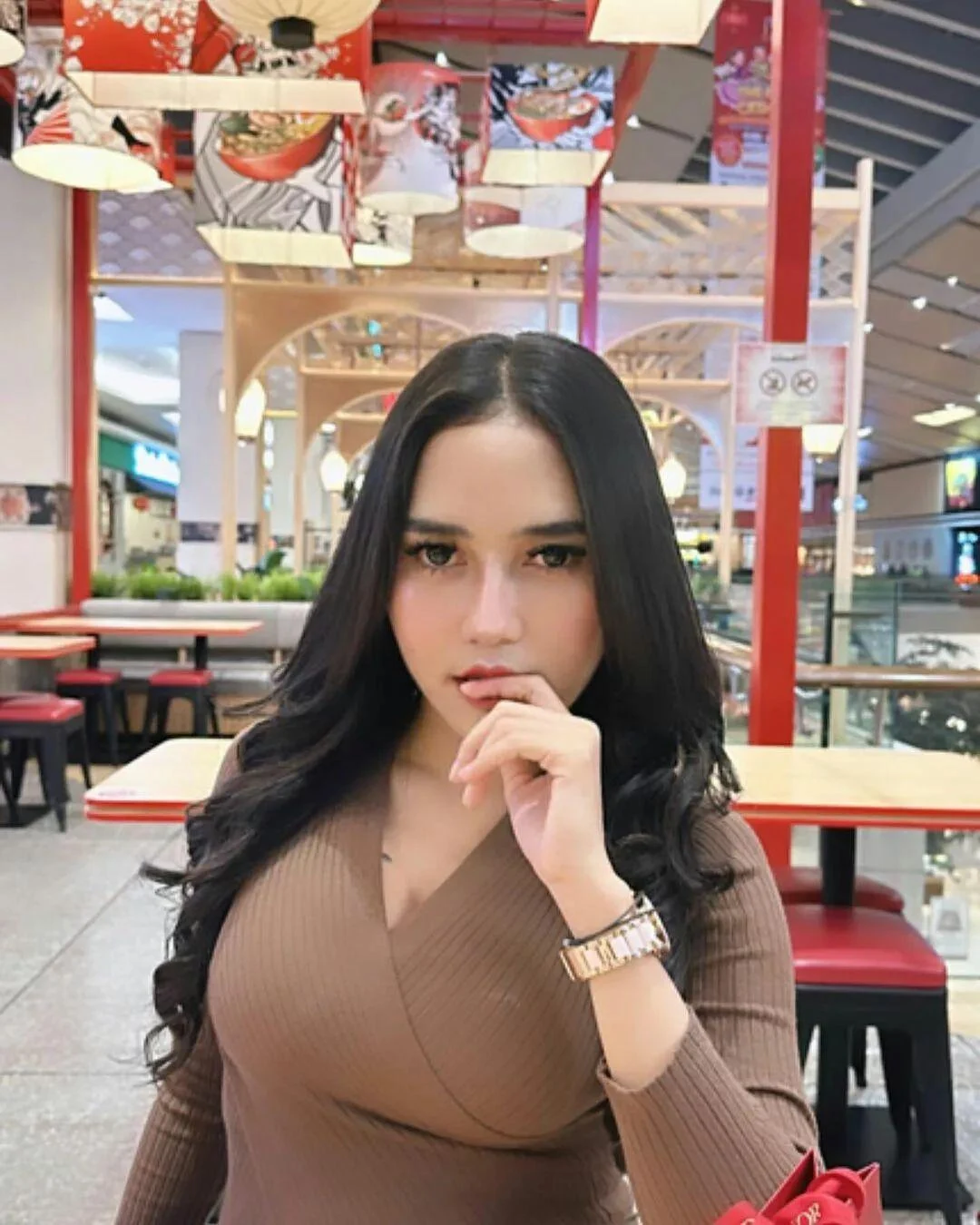 Wanita Seksi yang Membuatmu Tersenyum Bahagia, wanita seksi, tersenyum bahagia, cewek manja
