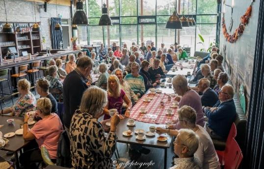 Afbeelding met kleding, scène, persoon, vrouw

Automatisch gegenereerde beschrijving