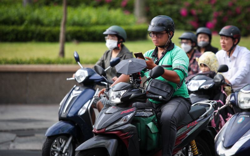 Năm 2025, lỗi nghe điện thoại khi đi xe máy bị phạt bao nhiêu?