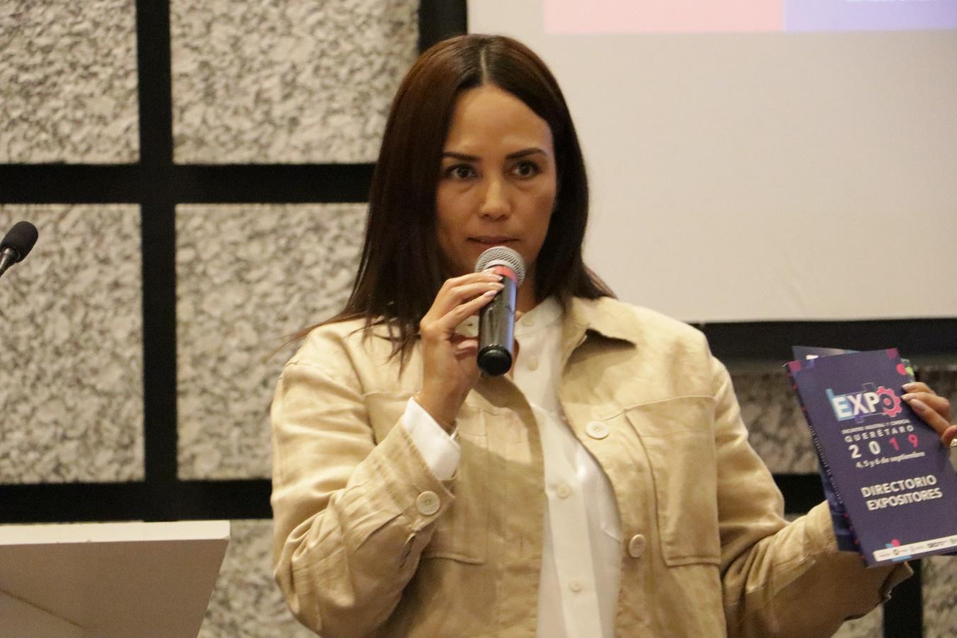 Mujer hablando por telefono

Descripción generada automáticamente con confianza media