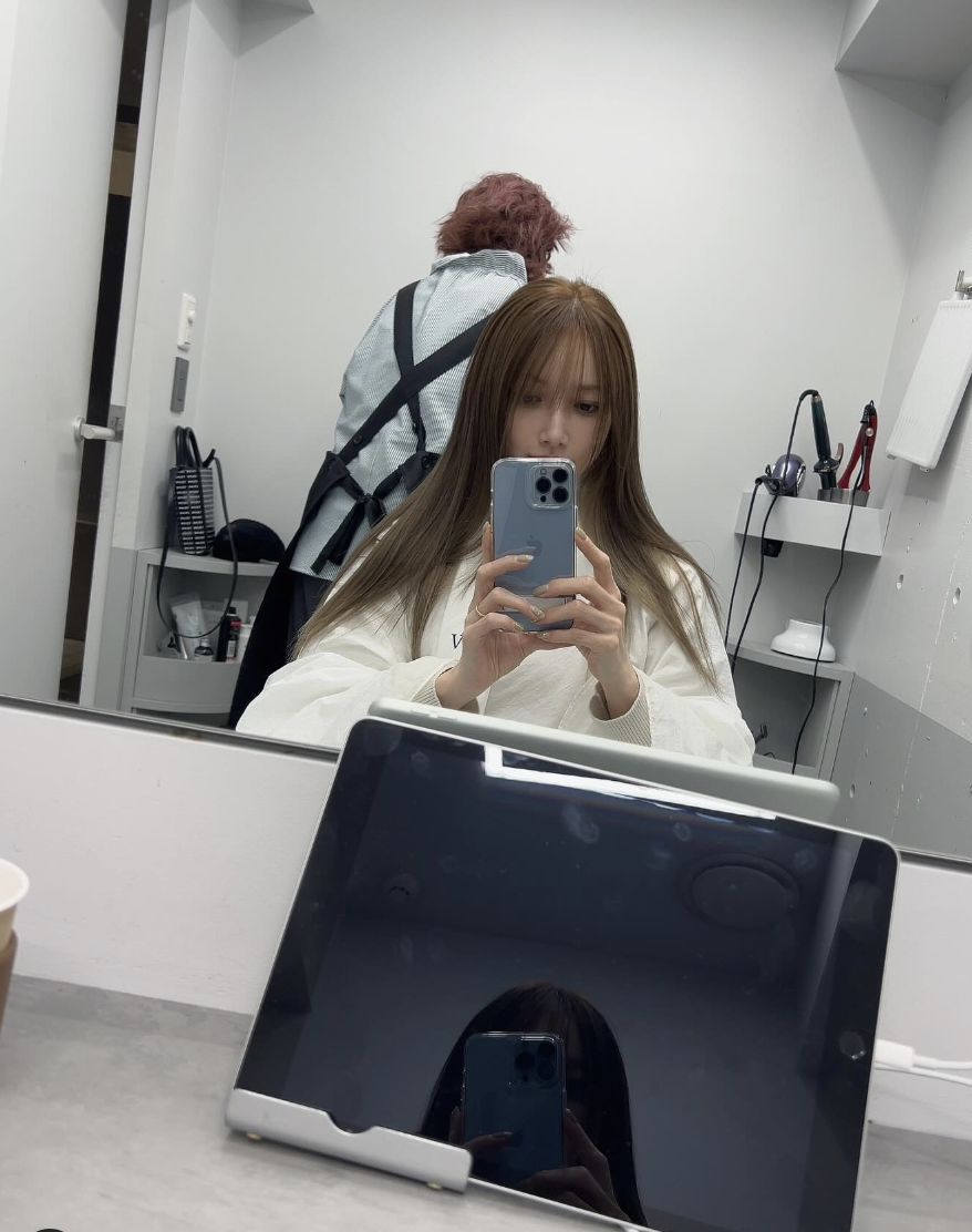 A picture of Goto Maki in the salon taking selfie 