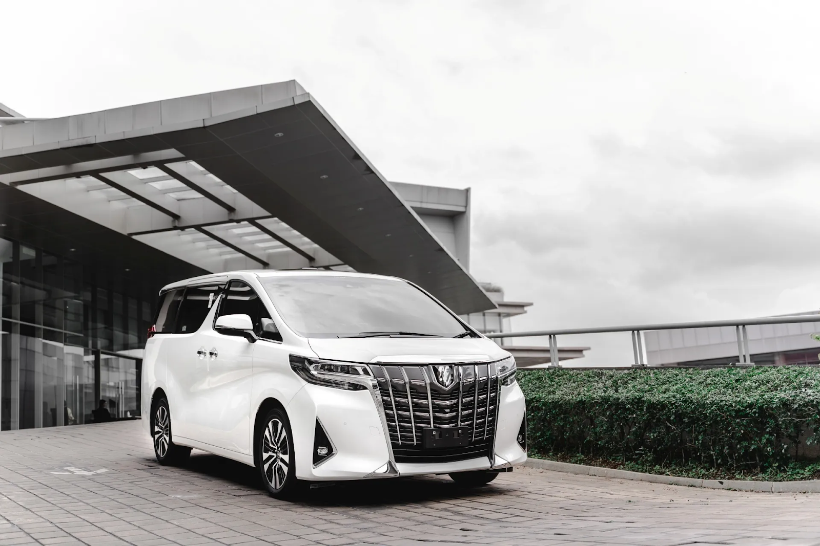 Harga Mobil Baru Alphard yang Bikin Banyak Orang Tertarik