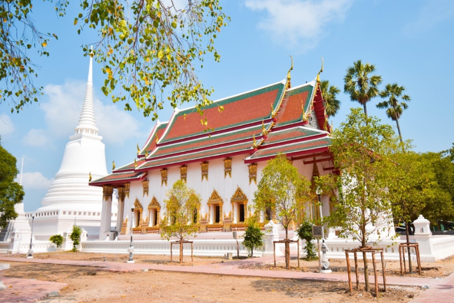 Pay a visit to Wat Suwan Dararam