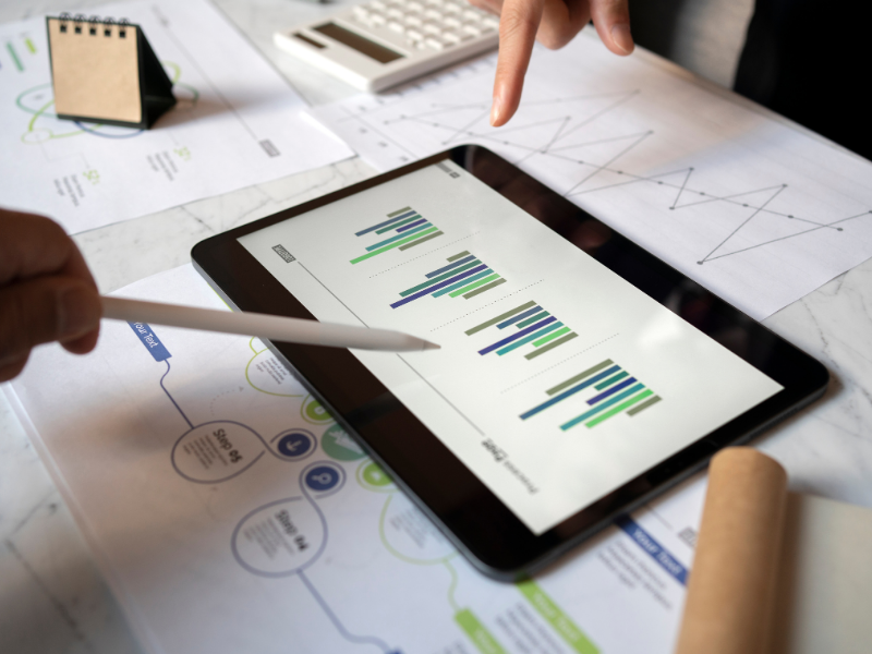 Gráfico em tablet mostra indicadores de performance em análise de crédito