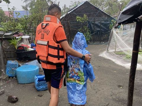 Coast Guard helps evacuate 700 families in Aparri as typhoon rages