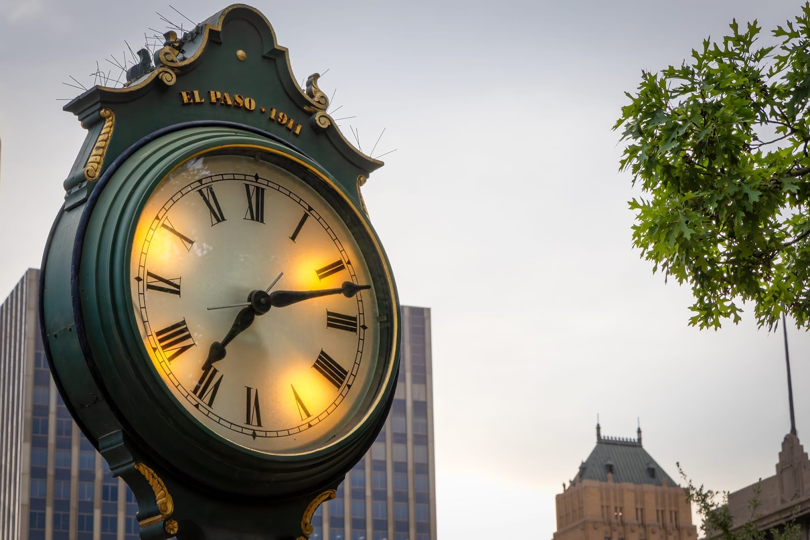 Reloj de El Paso Texas con edificios de oficinas y restaurantes al fondo