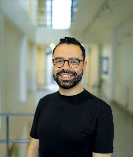 A person wearing glasses and a black shirt

AI-generated content may be incorrect.