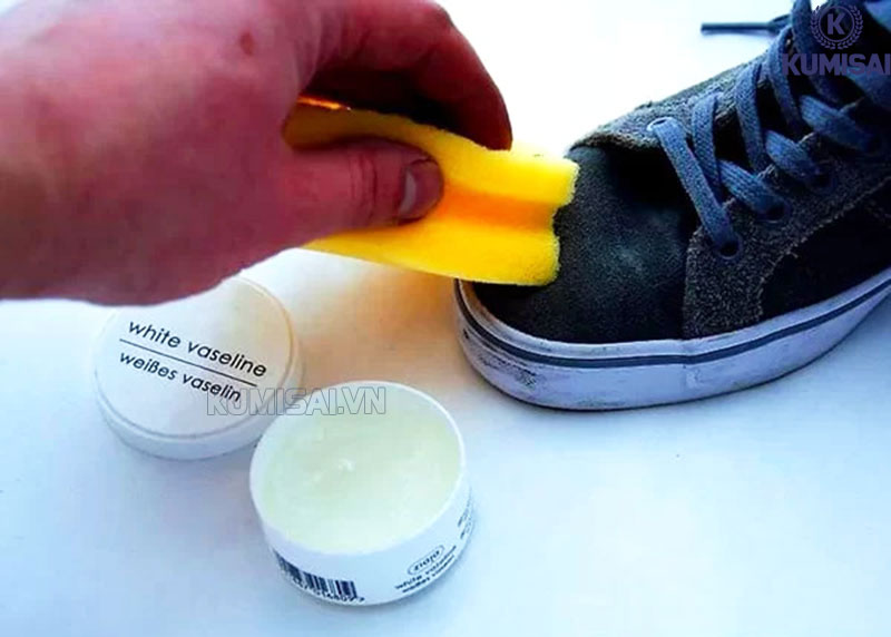 Mẹo dùng vaseline để vệ sinh giày