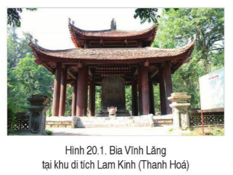 BÀI 20. VIỆT NAM THỜI LÊ SƠ (1428- 1527)1. Sự thành lập nhà Lê sơCâu 1: Đọc thông tin và tư liệu, quan sát hình 20.1, hãy mô tả sự thành lập triều Lê sơ.Đáp án chuẩn:Tháng 4-1428, sau thắng lợi của cuộc khởi nghĩa Lam Sơn, Lê Lợi lên ngôi hoàng đế, khôi phục quốc hiệu Đại Việt, đóng độ tại Đông Kinh. 2. Tình hình chính trịCâu 1: Đọc thông tin và tư liệu, hãy nêu những nét chính về tổ chức bộ máy nhà nước, quân đội, luật pháp của Đại Việt thời Lê sơ.Đáp án chuẩn:Vua Hồ Quý Ly trực tiếp cai trị với 13 đạo thừa tuyến và ban hành Luật Hồng Đức. Ông thực hiện chính sách hoà hiếu song kiên quyết bảo vệ chủ quyền và lãnh thổ.3. Tình hình kinh tếCâu 1: Đọc thông tin, tư liệu kết hợp quan sát hình 20.2, hình 20.3, hãy nêu nhận xét về tình hình kinh tế thời Lê sơ.Đáp án chuẩn:+ Nông nghiệp: chế độ “quân điền”, khuyến khích phát triển sản xuất nông nghiệp như khai hoang, đắp đê, khơi thông sống ngôi,... + Thủ công nghiệp: nhiều làng thủ công nổi tiếng+ Thương nghiệp: Buôn bán trong nước và nước ngoài đều phát triển. 4. Tình hình xã hộiCâu 1: Đọc thông tin hãy trình bày cơ cấu xã hội và vẽ sơ đồ cơ cấu xã hội thời Lê sơ.Đáp án chuẩn:+ Tầng lớp trên là quý tộc, quan lại, địa chủ. + Tầng lớp bình dân chủ yếu là nho sĩ, nông dân, thợ thủ công, thương nhân.+ Nô tì là tầng lớp thấp kém nhất  5. Phát triển văn hóa, giáo dụcCâu 1: Đọc thông tin, tư liệu và quan sát hình 20.4 đến hình 20.6, hãy giới thiệu sự phát triển văn hoá, giáo dục thời Lê sơ.Đáp án chuẩn:- Nho giáo chi phối đời sống xã hội, học tập thi cử. Đạo giáo và Phật giáo bị hạn chế.- Văn học chữ Hán phát triển mạnh.- Khoa học: Đại Việt sử kí toàn thư (sử học), Hồng Đức bản đồ (địa lí học), Bản thảo thực vật toát yểu (y học), Đại thành toán pháp (toán học)...- Nghệ thuật sân khấu đa dạng: nhã nhạc, hát chèo, hát tuồng...- Nghệ thuật kiến trúc và điêu khắc: Hoàng thành Thăng Long, cung điện...- Giáo dục: Chú trọng chế độ khoa cử để tuyển chọn quan lại.6. Một số danh nhân văn hóa tiêu biểu thời Lê sơCâu 1: Đọc thông tin và quan sát hình 20.7 đến hình 20.9, hãy giới thiệu một số danh nhân văn hoá tiêu biểu thời Lê sơ.Đáp án chuẩn:+ Nguyễn Trãi (1380 – 1442) có cống hiến đặc biệt đối với nền văn hiến nước nhà, với các tác phẩm tiêu biểu như Quân trung từ mệnh tập, Bình Ngô đại cáo. + Lê Thánh Tông (1442 – 1497) - vị vua thứ 4 của nhà Lê sơ. Không chỉ là bậc minh quân, ông còn giỏi thơ văn, là vị anh hùng tài lược, có vốn kiến thức uyên thâm.LUYỆN TẬP- VẬN DỤNG