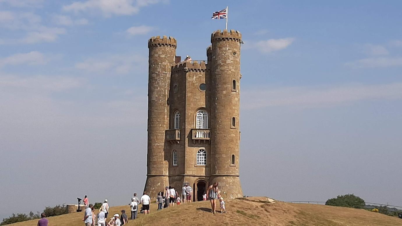 A group of people standing on a hill

AI-generated content may be incorrect.
