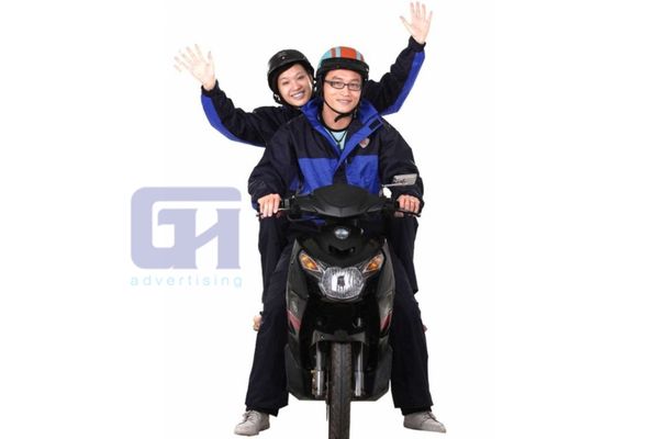 Tìm hiểu lý do chọn mua áo mưa bộ khi đi ngoài mưa