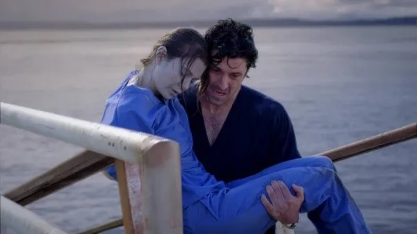 Un derrotado doctor McDreamy lleva en sus brazos a una pálida Meredith Grey tras caer al agua congelada.