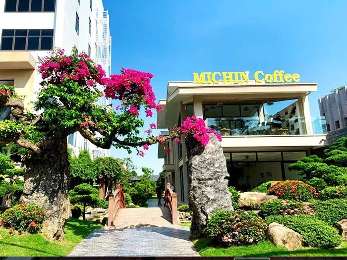 Bàn ghế quán cafe bằng mây nhựa sang chảnh tại Michin Coffee Sầm Sơn