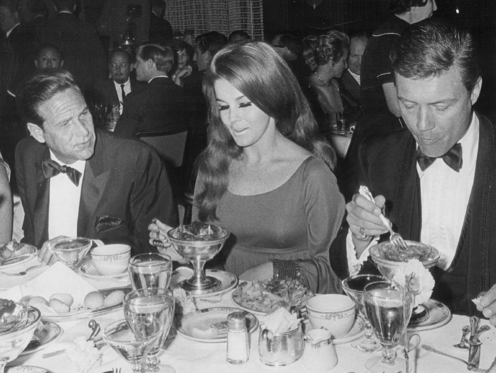 Roger Smith and his wife photographed at a champagne dinner in 1966. | Source: Getty Images