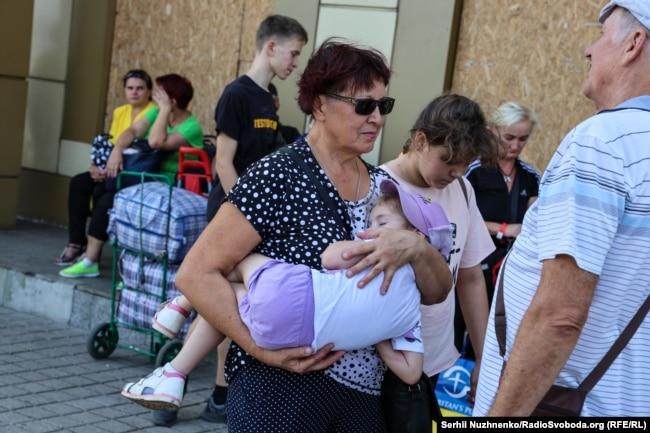 Багато хто приїжджає на вокзал самостійно. Населені пункти біля Покровська &ndash; Мирноград, Селидове, Новгородівка та інші &ndash; за останні два тижні опинилися майже біля лінії бойового зіткнення, тож все більше людей вирішують виїхати