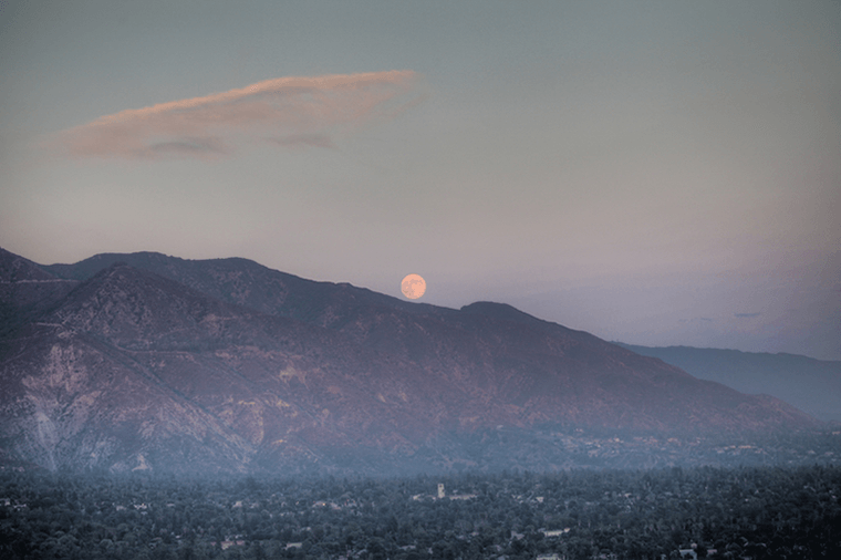 Una 'luna de cosecha' elevándose sobre las estribaciones de las montañas de San Gabriel.