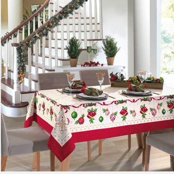 Mesa decorada para o Natal, com toalha festiva e arranjos de copos, pratos e guardanapos.