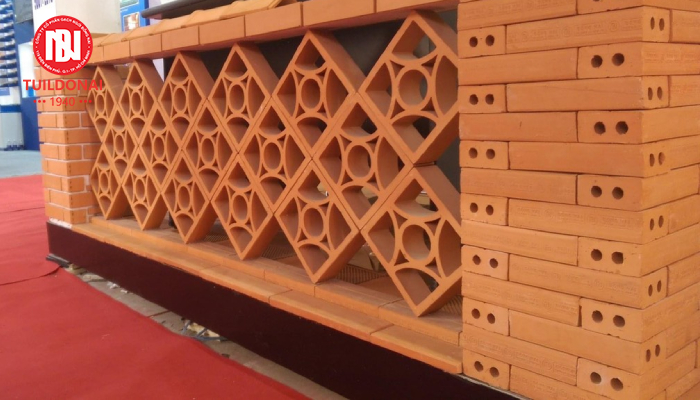 Gạch bông gió đất nung Tứ Diệp thường có kích thước 20×20 cm hoặc 30×30 cm