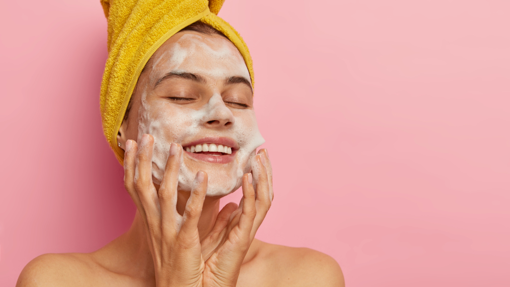 Double cleansing, masca pe fata, prosop galben - miglo.ro
