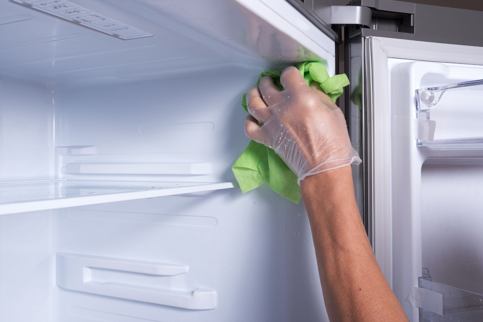 AD 4nXcQCfhnw0TxKdbVe2XV5IPjG x6qAcdQ3OovZ78HezQZs4rheY4u4ozB3wL7RXgvvv0ciw8pcSuZM9izY - How to Deep Clean a Refrigerator: A Step-by-Step Guide - Yost Cleaning