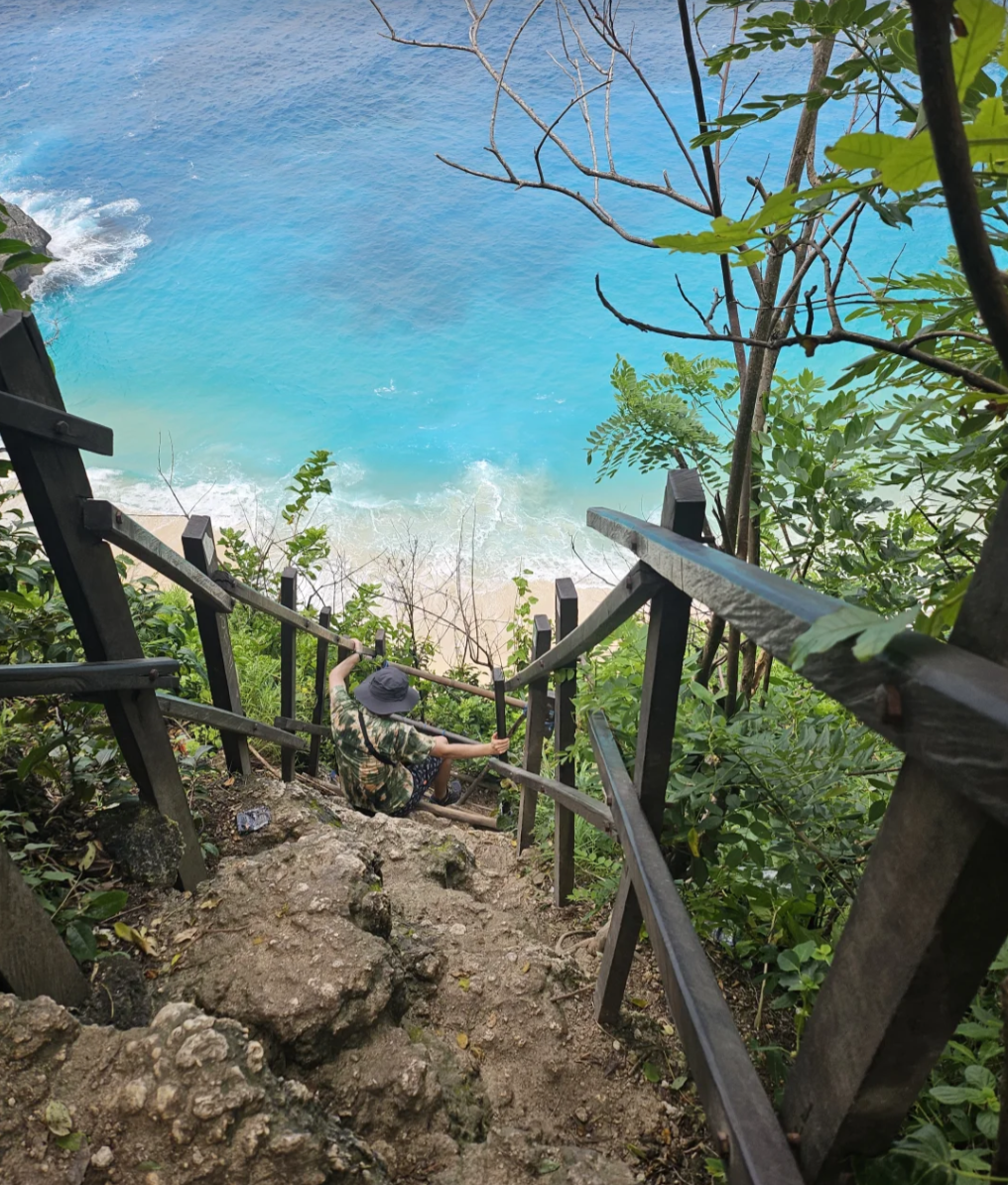 nusa penida bali - beat beaches - Kelingking Beach steep to climb down