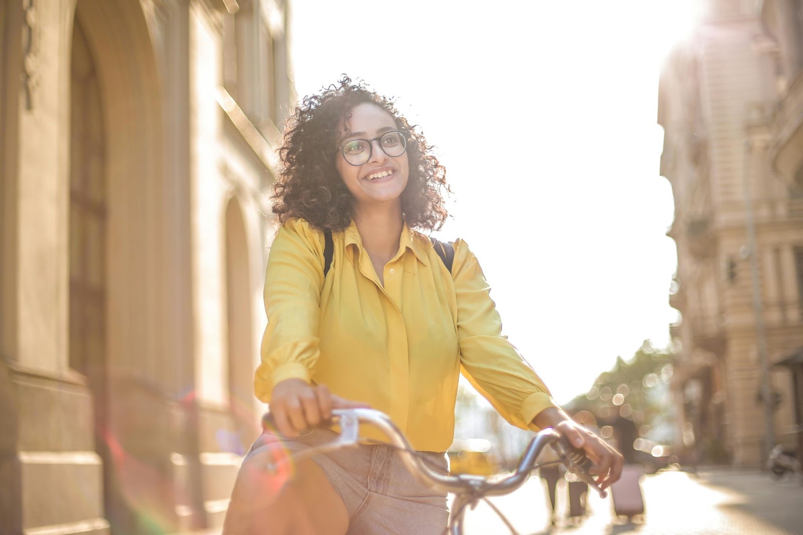 Une organisatrice se déplaçant grâce à son vélo électrique de location lors d’un événement