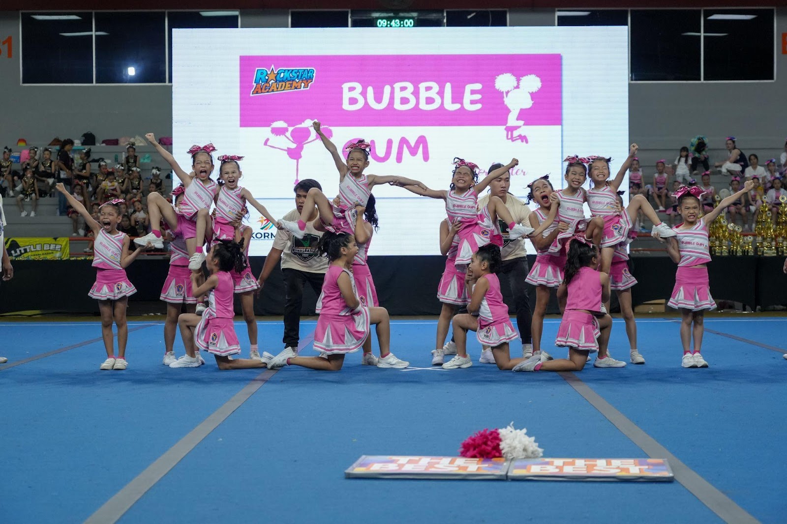 Tim Bubble Gum pemandu sorak RockStar Academy