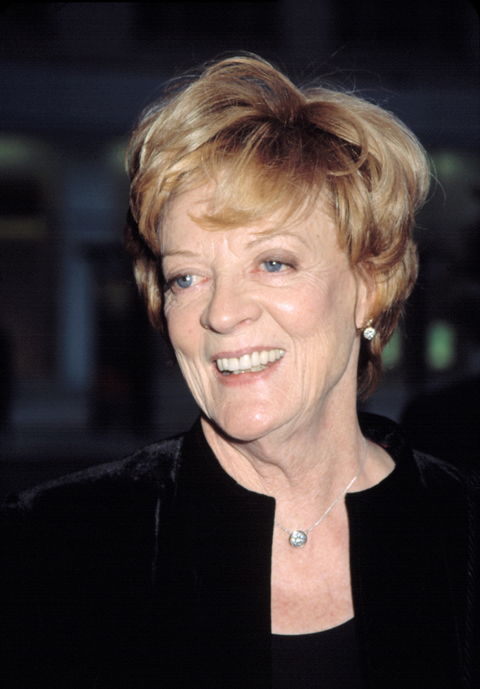 Maggie Smith pose devant les caméras. 