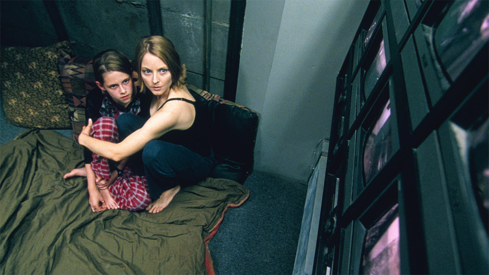 Una imagen de la película La Habitación del Pánico, con Jodie Foster cuidando a su hija en el cuarto de seguridad.