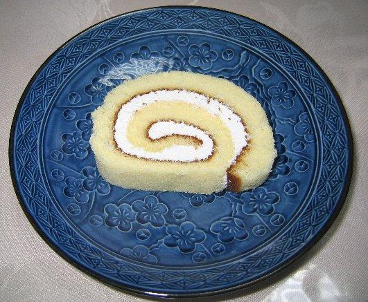 皿に乗ったロールケーキの画像
