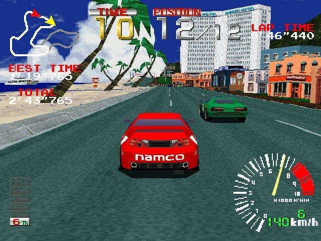 Tangkapan layar Ridge Racer PS1 yang menunjukkan mobil merah berpacu di dekat pohon palem di pantai