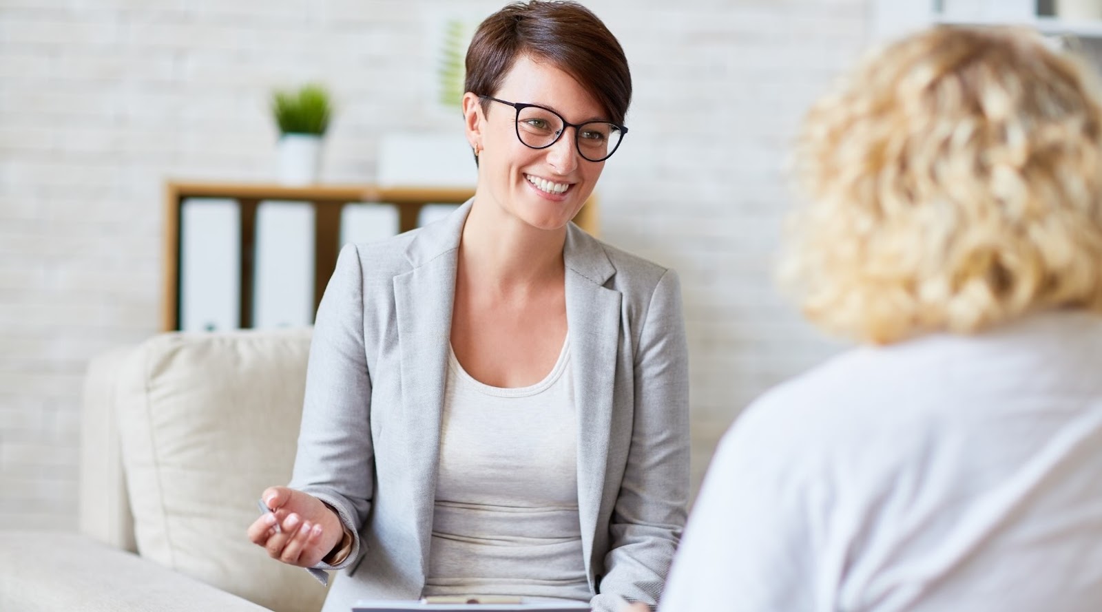 Nutritionniste-diététiste en consultation avec une cliente blonde discutant de calcium.