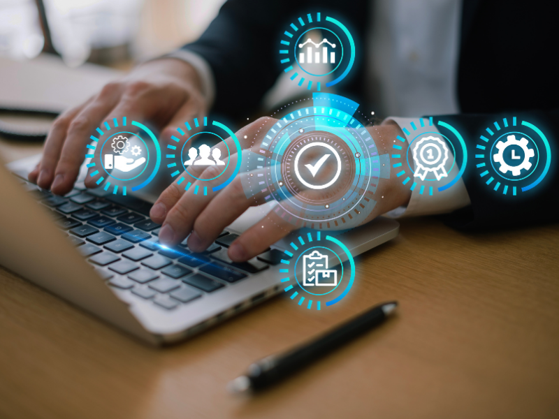Teclado de notebook com ícones digitais representando KPIs de automação de processos, como tempo, qualidade e produtividade