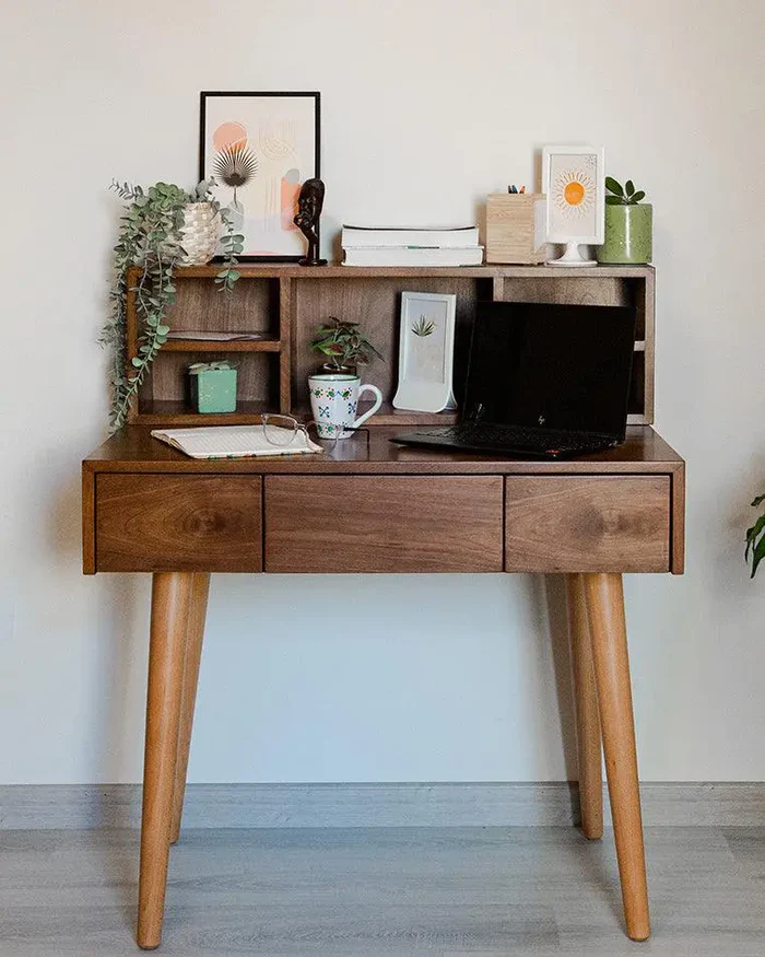 A desk with a computer and a cup on it

AI-generated content may be incorrect.