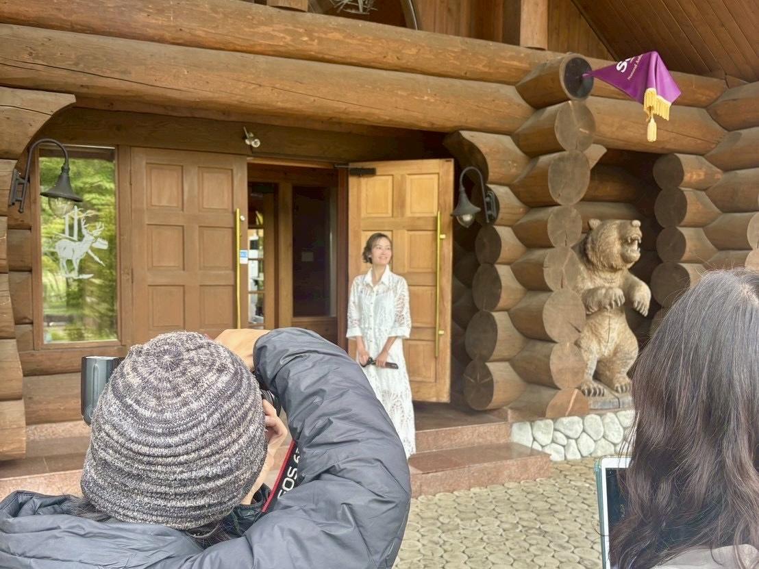 人, 屋内, テーブル, 窓 が含まれている画像

自動的に生成された説明