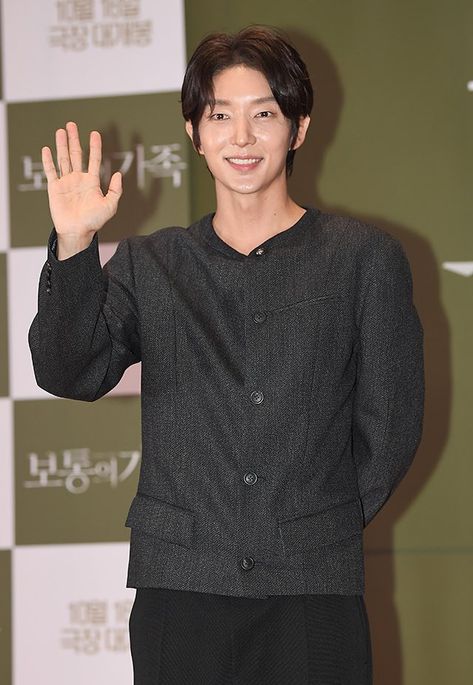 Lee Joongi waving his hand   