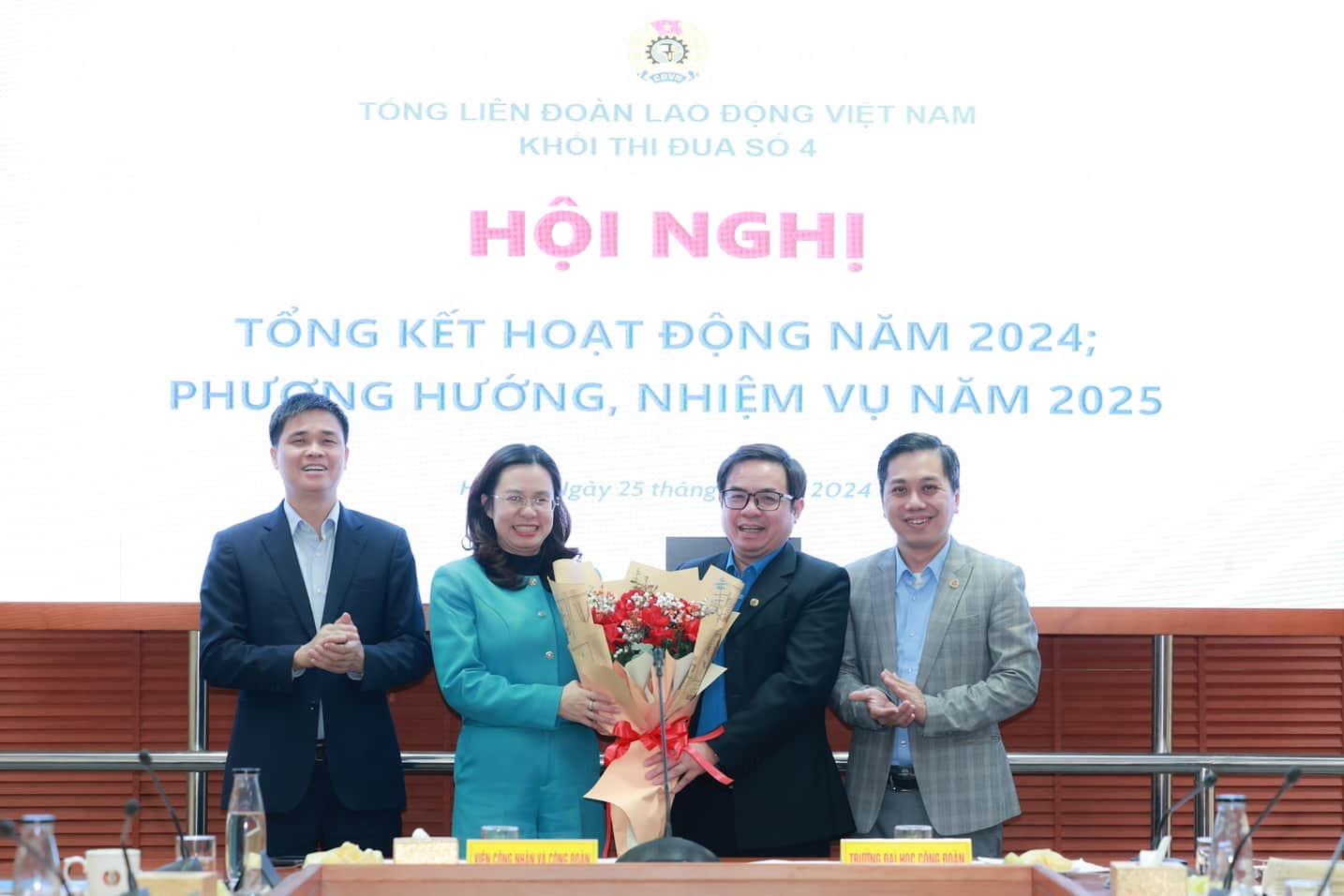 Phó Chủ tịch Ngọ Duy Hiểu chúc mừng Trường Đại học Công đoàn và Trường Đại học Tôn Đức Thắng được bầu giữ chức Khối trưởng, khối phó năm 2025. Ảnh: Hải Nguyễn