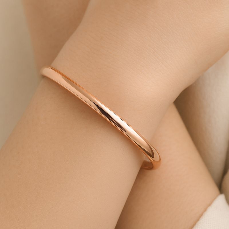 Vòng tay vàng hồng 18K lấp lánh trên nền da tay phụ nữ