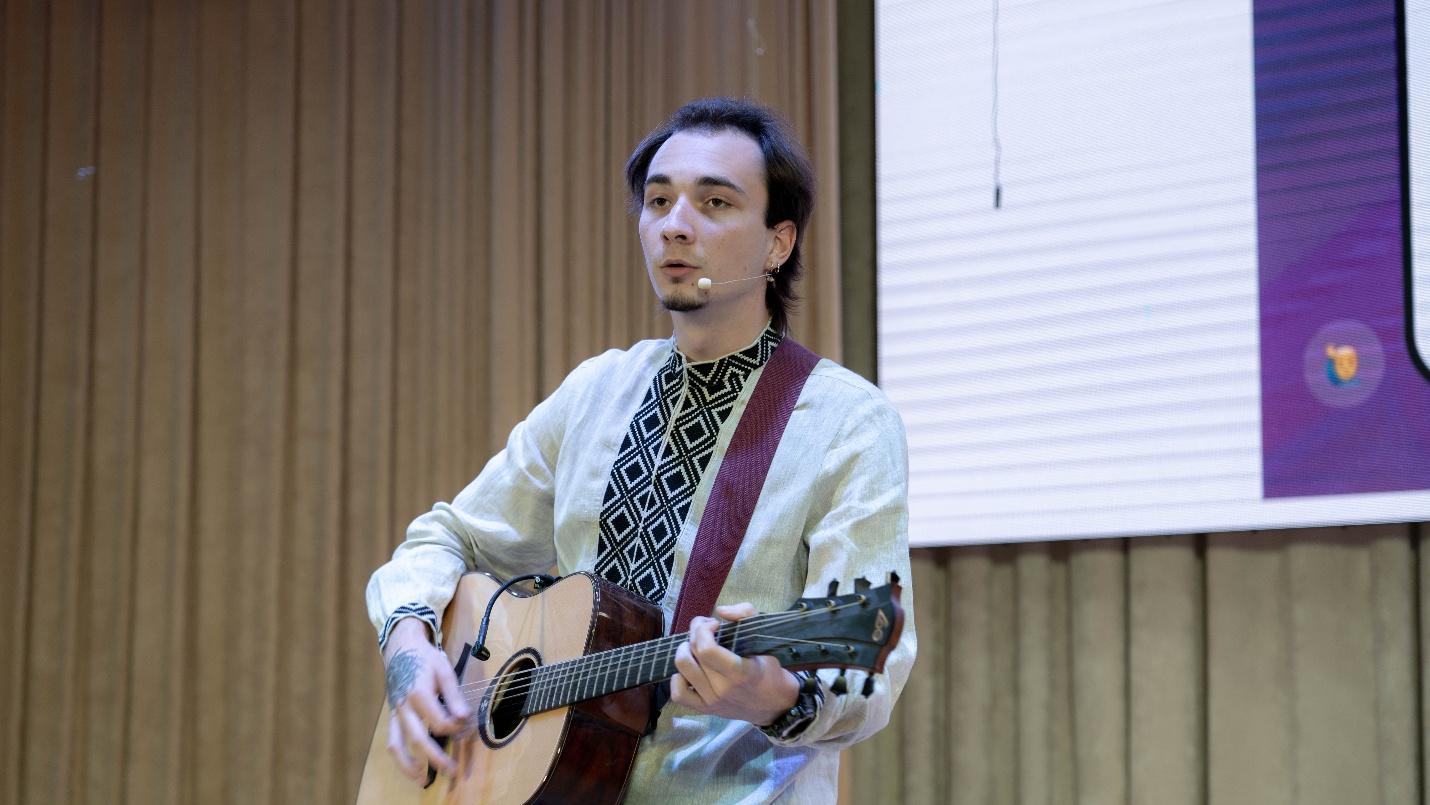 A person playing a guitarAI-generated content may be incorrect.