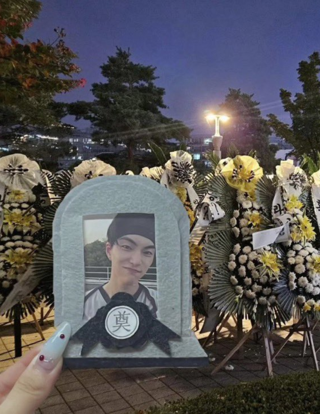 fans protested Seunghan's return by sending funeral wreaths to the company