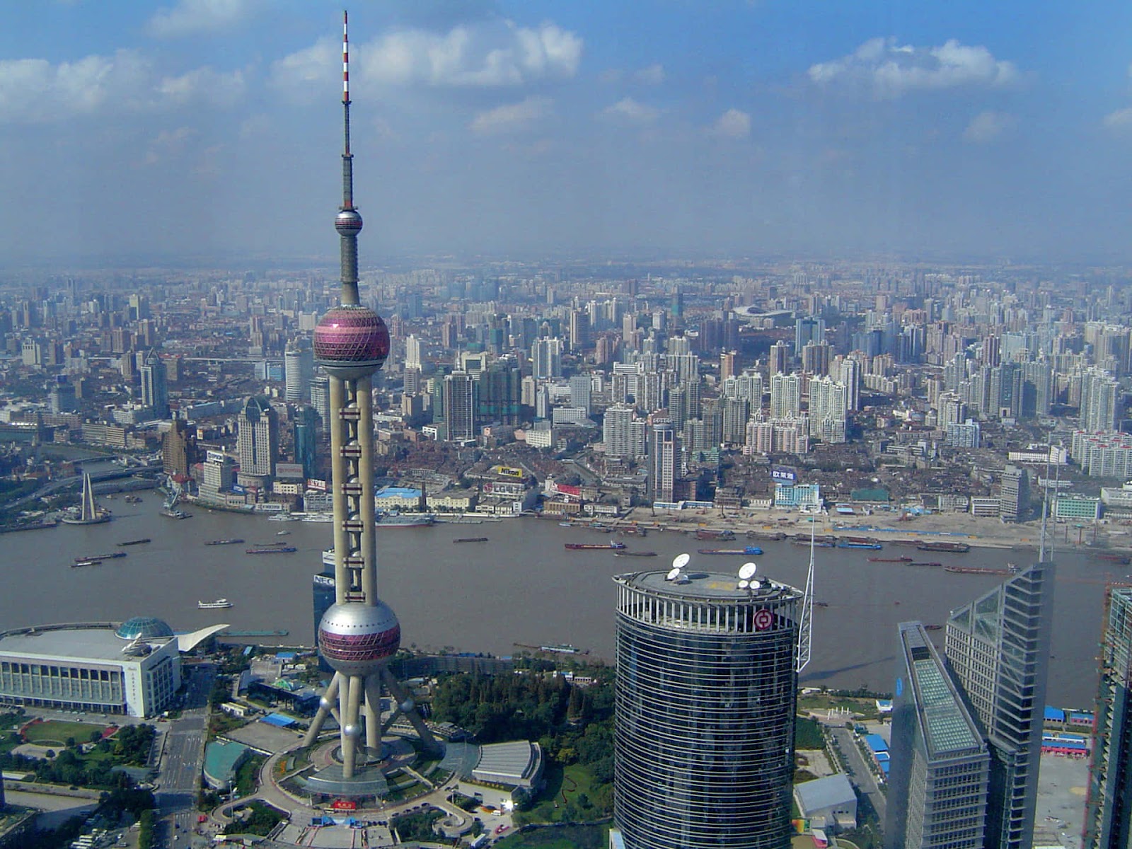 Torre Perla Oriental, una de las torres de comunicación más alta del mundo. Wikiarquitectura