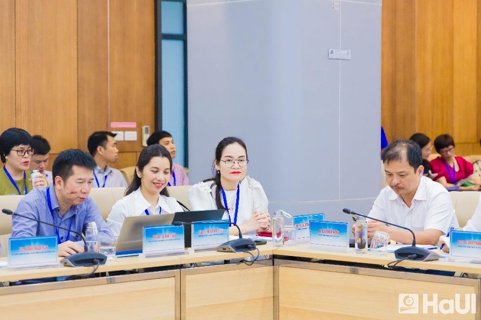 A group of people sitting at a table

AI-generated content may be incorrect.