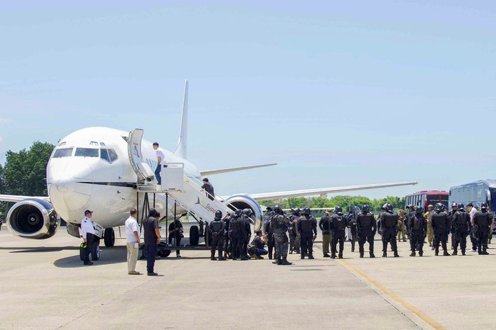 El operativo para enviar de regreso a más de 250 venezolanos que estaban una megacárcel de El Salvador desde marzo. Foto: AP 