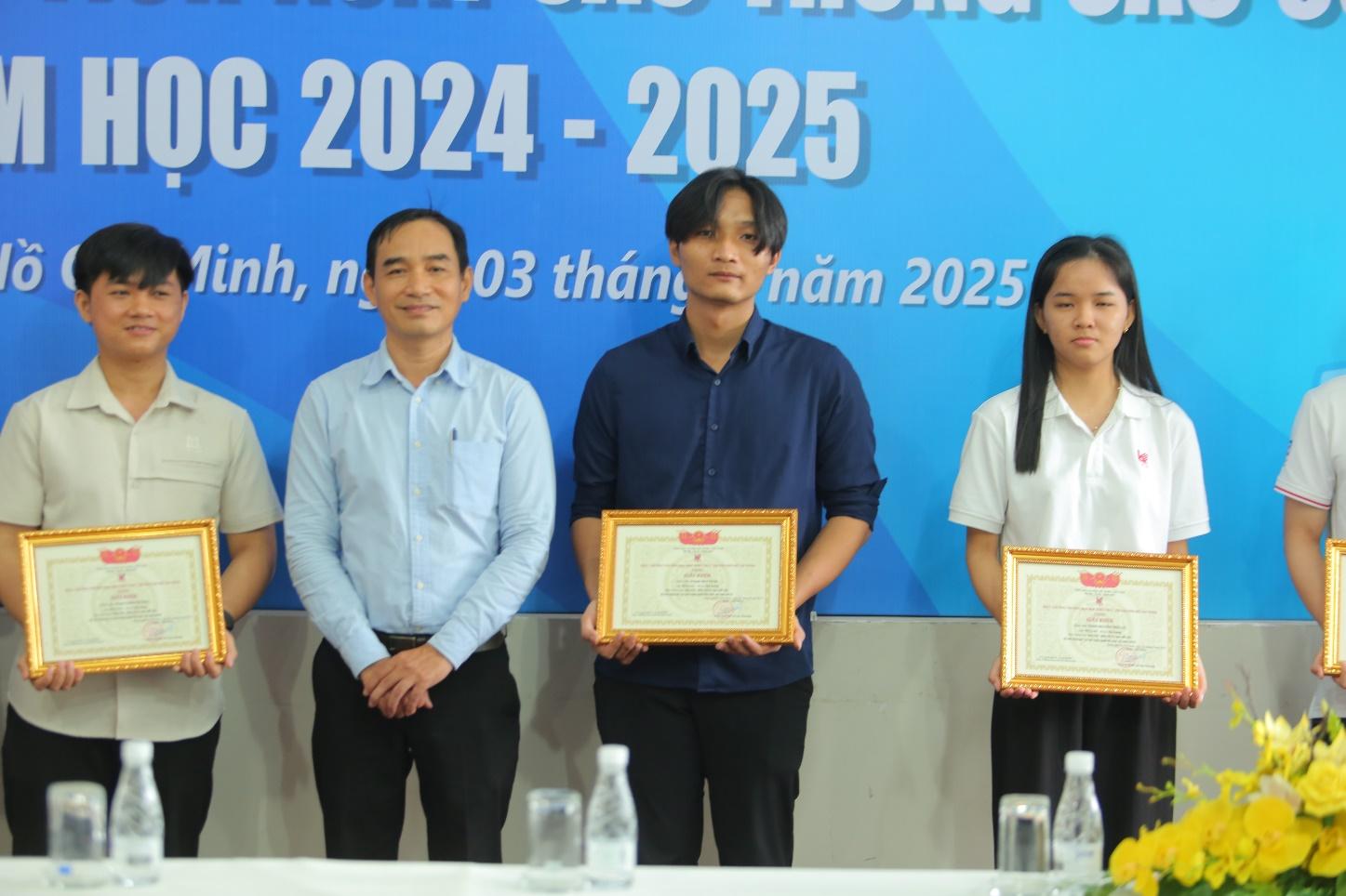 D:\\o D\\KHEN THUONG SV NH2023-2024-2025\\KT OLYMPIC CO HOC -FESTIVAL KT\\OLYMPIC CO HOC 2025\\HINH ANH LE TUYEN DUONG KHEN THUONG 2025\\drive-download-20250709T033641Z-1-001 Tuyen Duong Khen thuong 2025\\DXT_7936.JPG