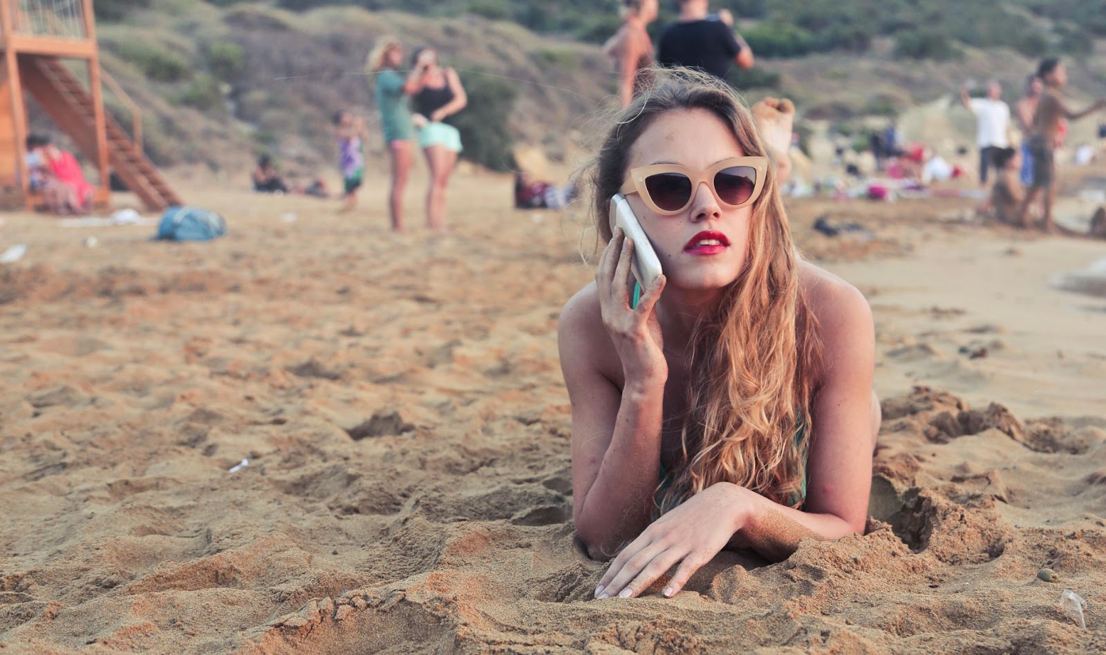 Beach Photo Poses: The Relaxed Recline