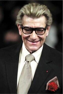 https://upload.wikimedia.org/wikipedia/pt/thumb/7/7f/Yves_saint_laurent_30779t.jpg/250px-Yves_saint_laurent_30779t.jpg