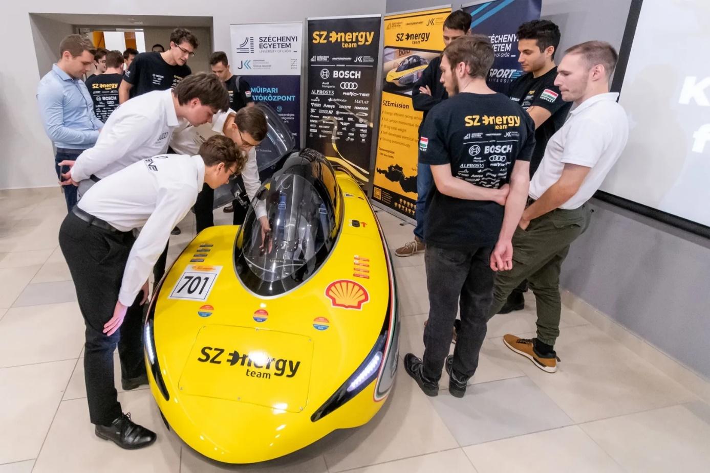 A képen ruházat, személy, lábbelik, ember látható

Automatikusan generált leírás