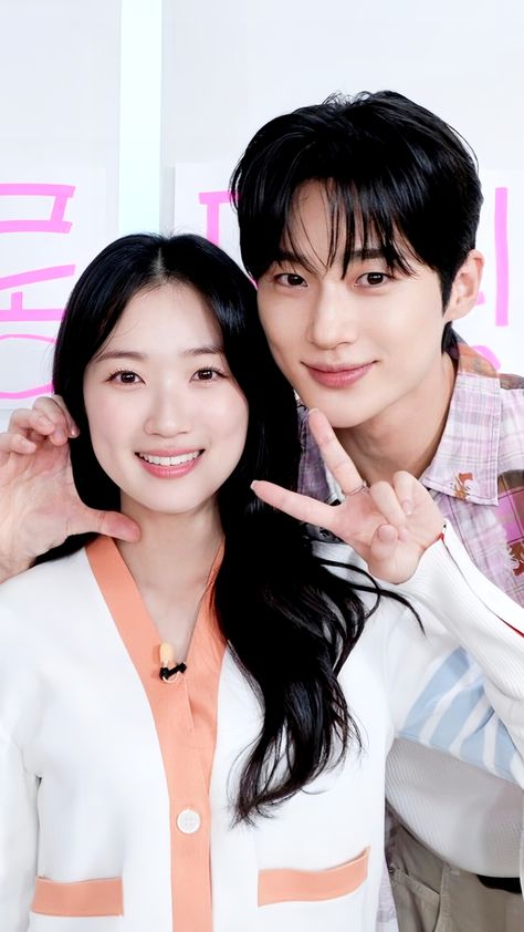 A picture of Byeon Wooseok and Kim Hye Yoon