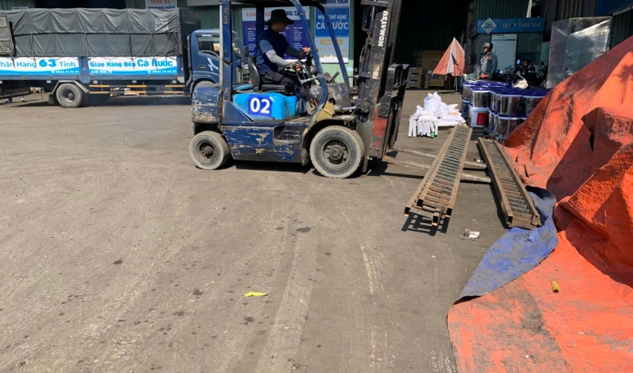 Người phụ nữ gọi điện thoại hỏi thông tin đơn hàng chành xe